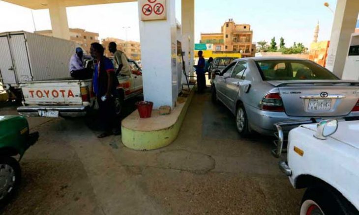 صورة مواطنون يطالبون بتعديل أسعار البنزين والجازولين بعد إنخفاض النفط