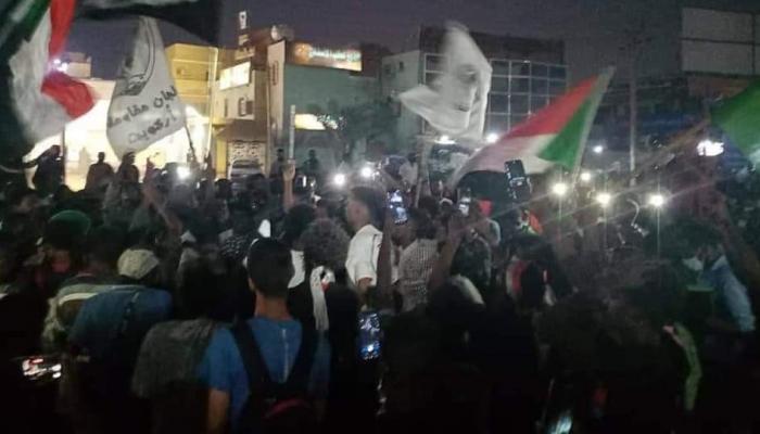 صورة تظاهرات ليلية في الذكرى الثالثة لعزل البشير